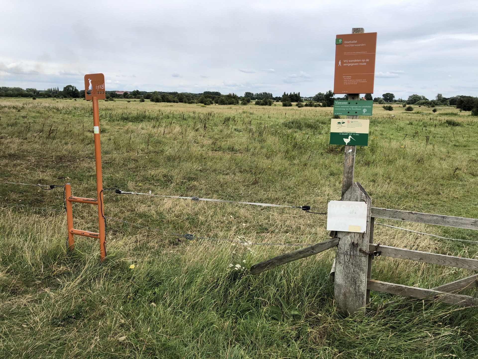 Overstap van Staatsbosbeheer (Met je voeten in de IJssel) - Erica Hottinga voor Visit Heerde